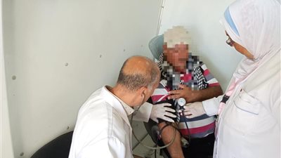 البحيرة: العيادة المتنقلة بشاطئ إدكو توقع الكشف على 1420 مواطنًا خلال الصيف