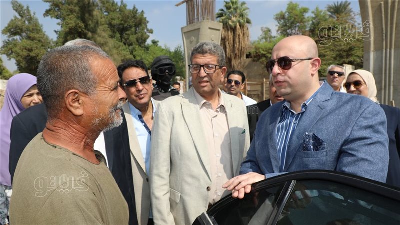 محافظ بني سويف يستمع