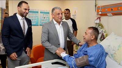 محافظ الإسماعيلية يزور رئيس مدينة القصاصين بعد تعرضه لوعكة صحية 