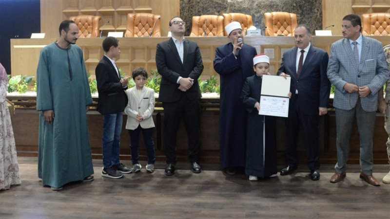 محافظ أسيوط يكرم