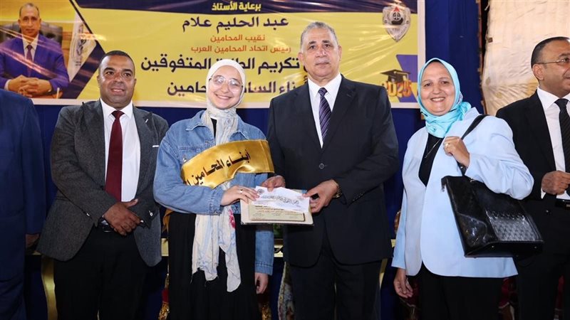 نقيب المحامين يكرم