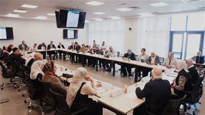 مجلس الدراسات العليا بعين شمس يبحث موقف الطلاب الوافدين