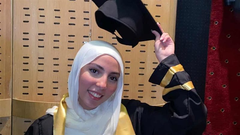 الطالبة المتفوقة