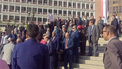 من أمام النافورة، مراسم تحية العلم في أول يوم دراسة بجامعة أسيوط (فيديو) 