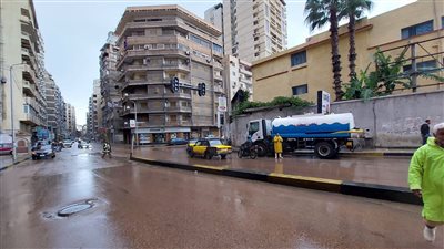 انتشار عمال الصرف الصحي وسيارات شفط مياه الأمطار بالإسكندرية | صور