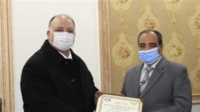 القابضة للمطارات تكرم أحد كوادرها لبلوغه سن التقاعد ‏