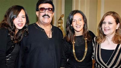 سر زيارة إيمي ودنيا سمير غانم لقبر والديهما وقت الفجر
