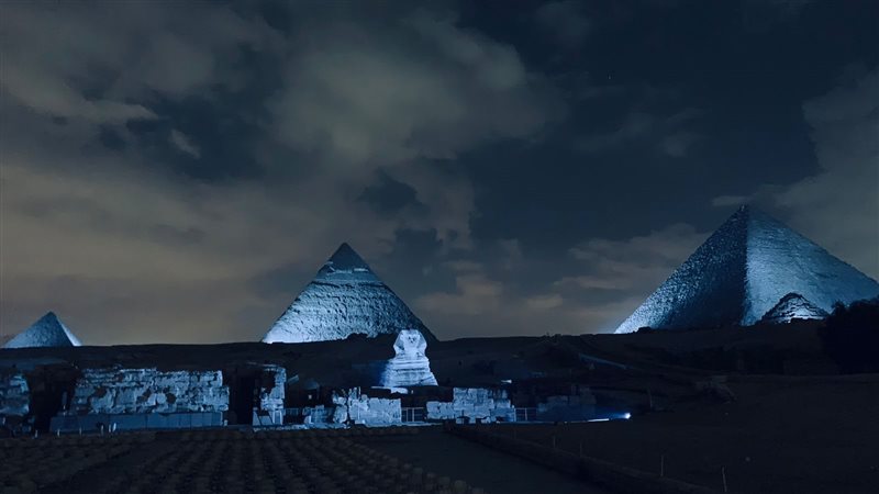 إضاءة الأهرامات باللون