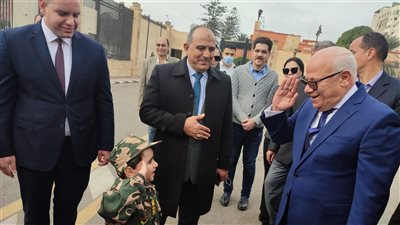 محافظ بورسعيد يصطحب طفلا بالزي العسكري خلال احتفالات العيد القومي | صور