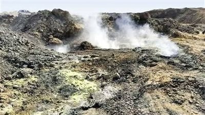 انبعاثات غازية من باطن الأرض تثير ذعر أهالي الداخلة بالوادي الجديد| صور 