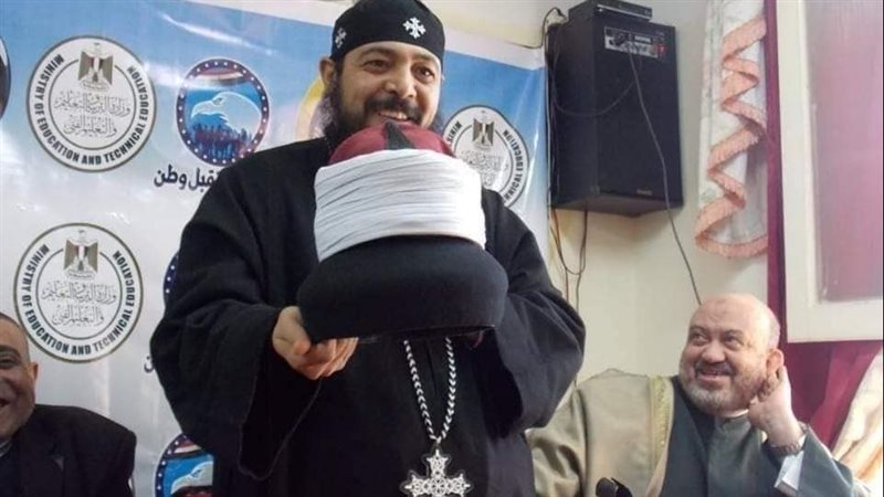  قس بسوهاج يضع عمامة