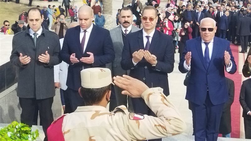 محافظ بورسعيد يضع