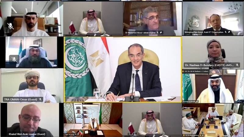 وزير الاتصالات خلال