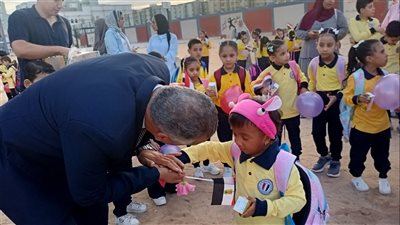 مدارس القليوبية تستقبل الطلاب بالشيكولاتة وأعلام مصر (صور)
