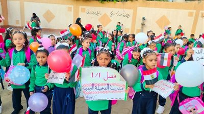 انتظام الطلاب في الصفوف بأول أيام العام الدراسي الجديد بالإسكندرية (فيديو) 