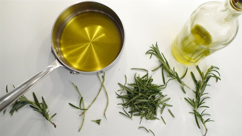 زيت الروزماري للبشرة