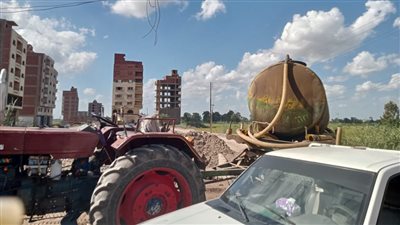 التحفظ على جرار زراعي بسبب إلقاء مياه الصرف بترعة في الدقهلية