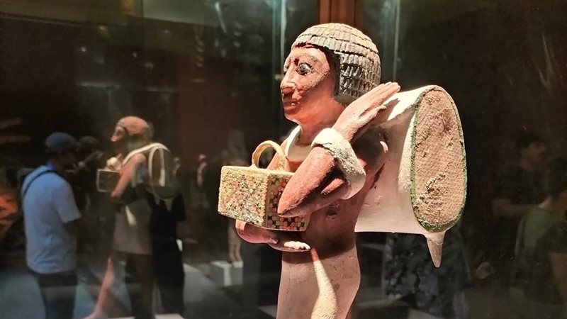 تمثال صاحب أقدم حقيبة