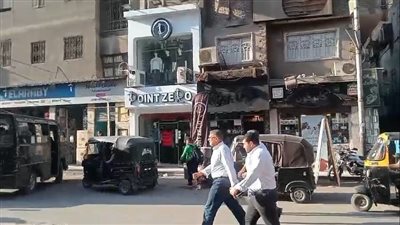 في جولة مفاجئة ببولاق والدقي، محافظ الجيزة يقرر إيقاف المقصرين عن العمل وإحالتهم للتحقيق 