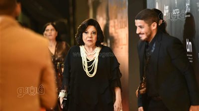 إسعاد يونس وأحمد زاهر وابنته وكارولين عزمي يتألقون على ريد كاربت مهرجان الفضائيات (صور)
