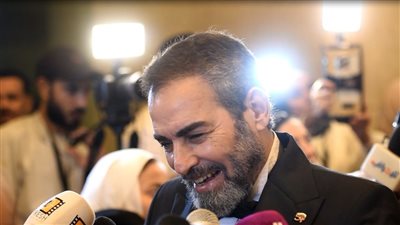أحمد عبد العزيز: السوشيال ميديا سلاح ذو حدين وأحيانا تضر أكثر مما تنفع (فيديو)