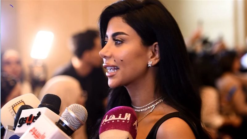 كارولين عزمي