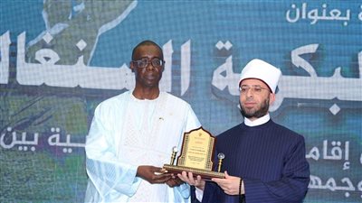 سفارة السنغال بالقاهرة تهدي وزير الأوقاف العدد الأول من مجلتها الصادرة بالعربية (صور)