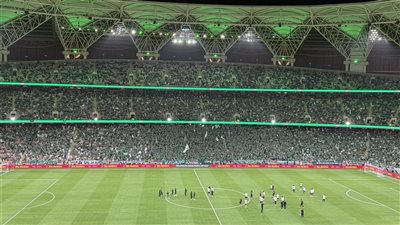 جماهير أهلي جدة تشعل مدرجات ملعب مواجهة بيراميدز بكأس إنتركونتيننتال (فيديو)