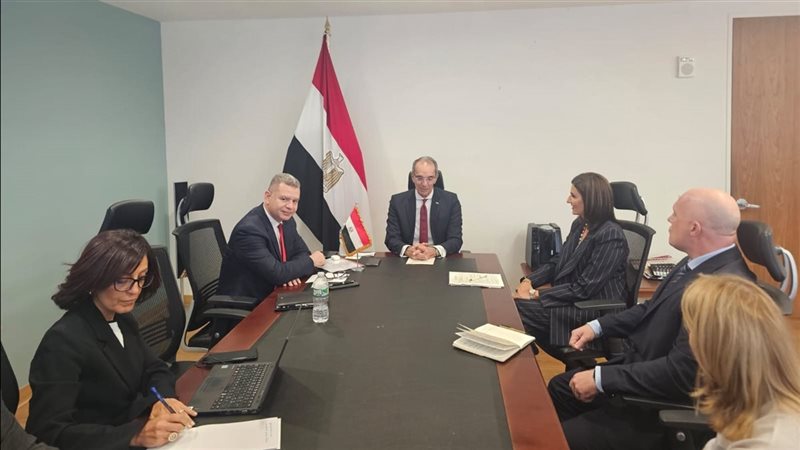 وزير الاتصالات خلال