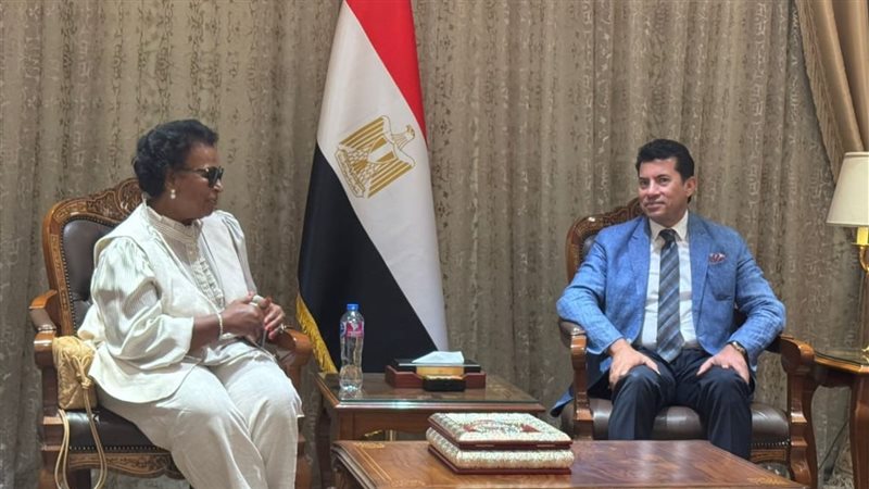وزير الرياضة يبحث