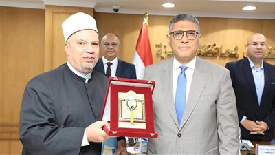 محافظ الجيزة يكرم مديري مديريتي الأوقاف والشؤون الصحية السابقين