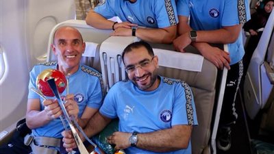 ضيف مميز، بيراميدز يحتفل بكأس القارات الثلاث على طائرة العودة (فيديو وصور)