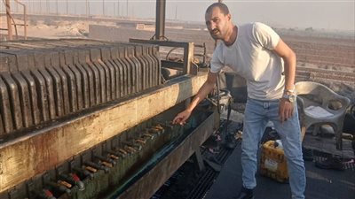اكتشاف خط إنتاج كامل، ضبط مصنع غير مرخص لإعادة تدوير زيوت السيارات بالصف (صور)