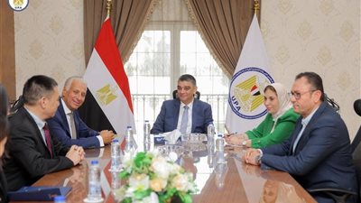 رئيس الشراء الموحد يبحث مع شركة صينية توطين صناعة حضانات الأطفال