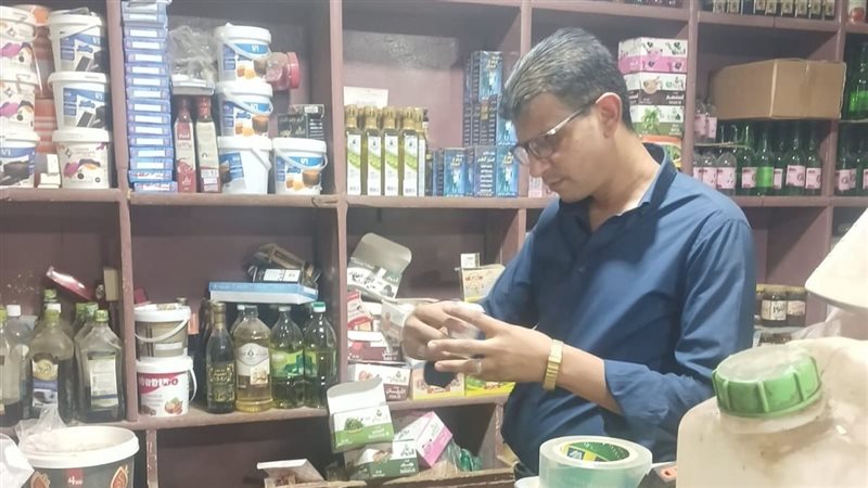 ضبط محل عطارة يبيع