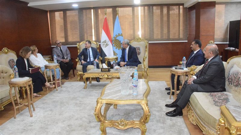 محافظ الغربية يستقبل
