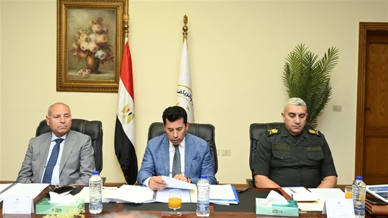 وزير الرياضة يعقد