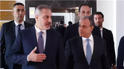 عناق حار بين بدر عبد العاطي وهاكان فيدان يثير الجدل، والنشطاء: رسالة قوية للاحتلال الإسرائيلي (فيديو)