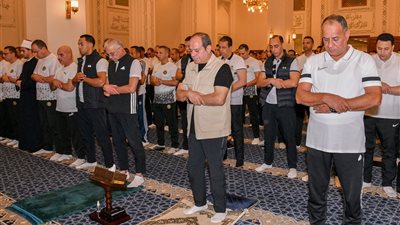 السيسي يتفقد الأكاديمية العسكرية المصرية ويؤدي صلاة الفجر مع الطلاب  