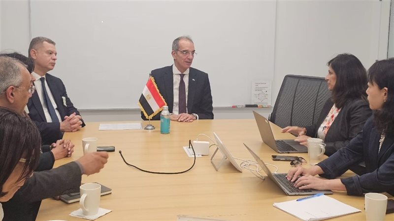وزير الاتصالات خلال