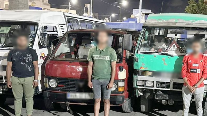 ضبط قائدى 4 سيارات