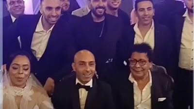 فى أول ظهور له بعد وعكة صحية، محمد منير يحتفل بزفاف ابنة شقيقته بحضور نجوم الفن