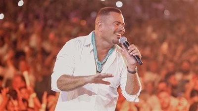عمرو دياب يرقص مع الموسيقار عادل حقي في حفله بالأهرامات (فيديو)