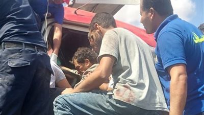 تفاصيل إنقاذ مصاب من داخل حطام سيارة نقل بعد ساعتين من الاحتجاز