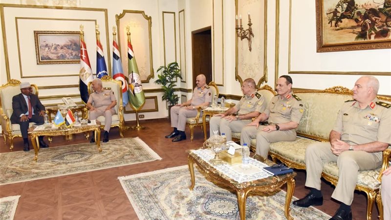 وزير الدفاع يلتقي