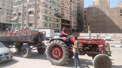 بعد مطاردة مسئولي الإشغالات، ضبط جرار يلقي مخلفات صلبة بالطريق العام في المنصورة