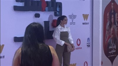 ما اكتفتش بالحضور متأخرة، شاهد ماذا فعلت ملك زاهر في العرض الخاص لمسلسل شقيقتها 