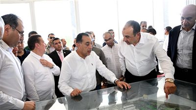 رئيس الوزراء يتفقد مصنع 