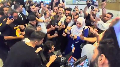  لفتة إنسانية من هشام جمال وزوجته بالعرض الخاص لفيلم فيها إيه يعني (فيديو)