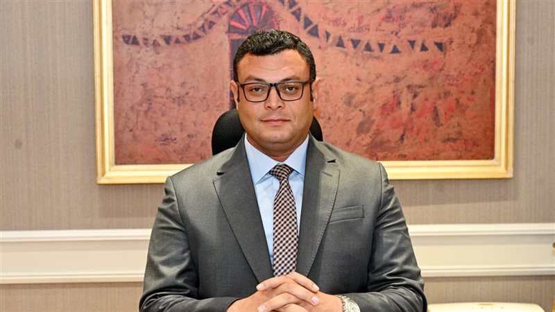 وزير الإسكان شريف